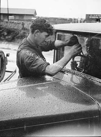 MECHANIC FIXING WINDSCREEN - WIPER